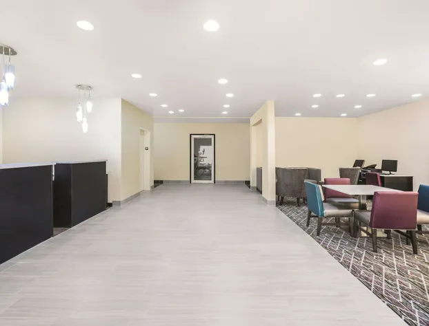 La Quinta Inn & Suites by Wyndham Rome hotel detail image 1