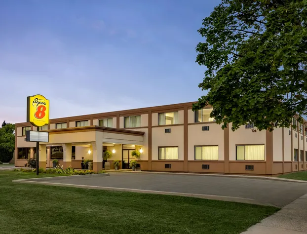 Super 8 by Wyndham Sarnia ON hotel detail image 3