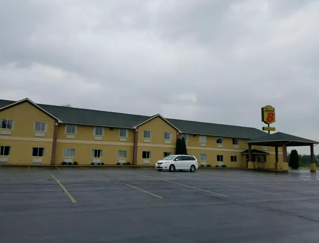 Super 8 by Wyndham Huntington hotel detail image 1