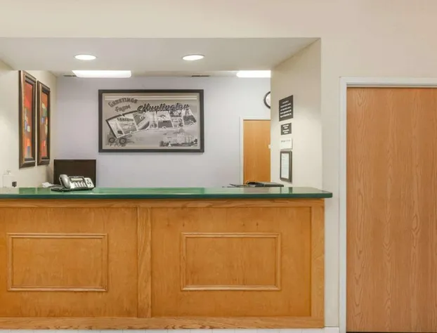 Super 8 by Wyndham Huntington hotel detail image 4