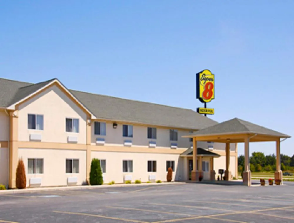 Super 8 by Wyndham Huntington hotel hero