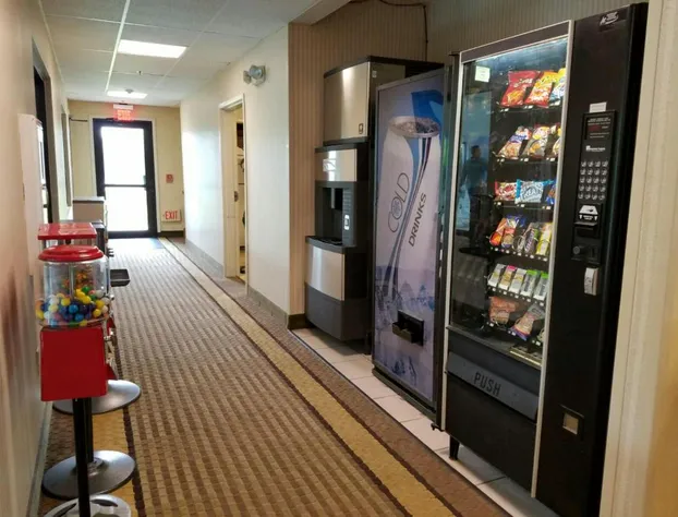 Super 8 by Wyndham Huntington hotel detail image 3