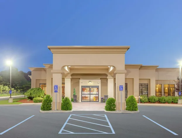 Hampton Inn Auburn hotel detail image 1