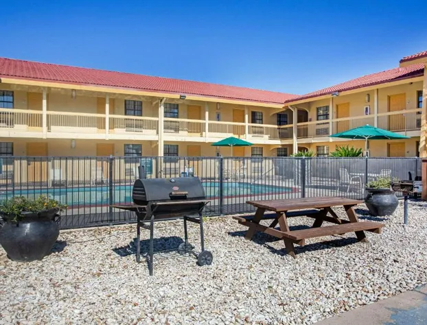 Super 8 by Wyndham Eagle Pass hotel detail image 2