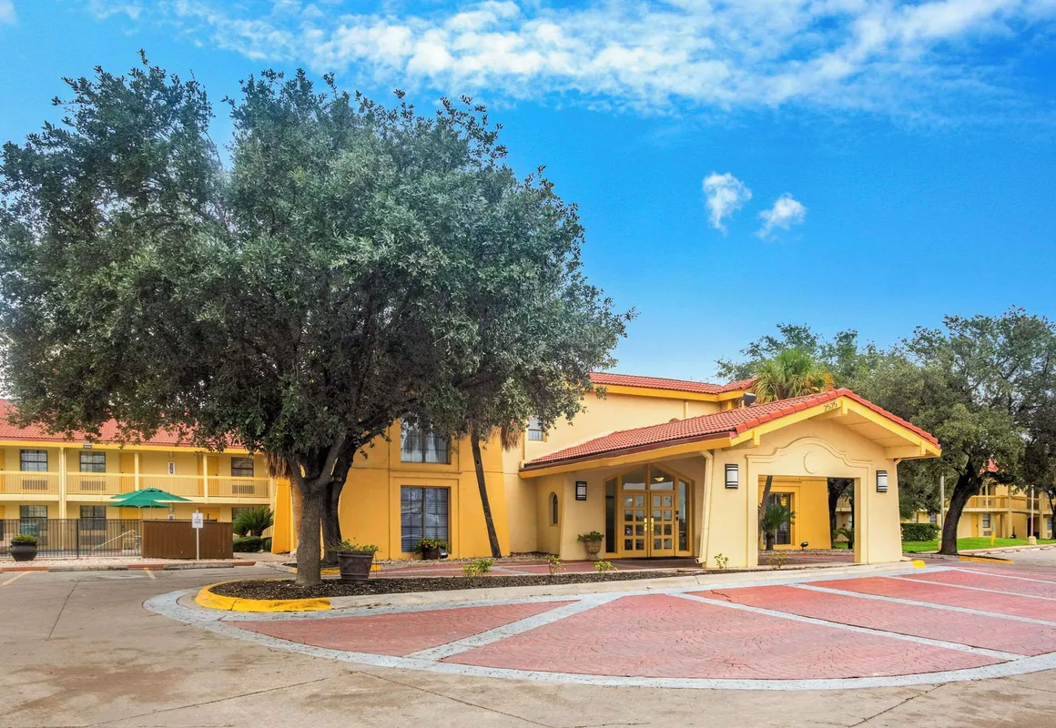 Super 8 by Wyndham Eagle Pass hotel hero