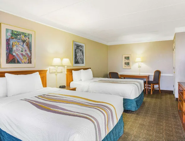 Super 8 by Wyndham Eagle Pass hotel detail image 4