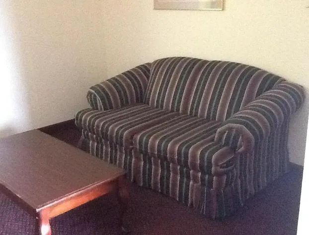 Super 8 by Wyndham Kennett hotel detail image 4