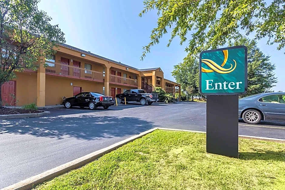 Quality Inn Charleston - Sikeston hotel hero