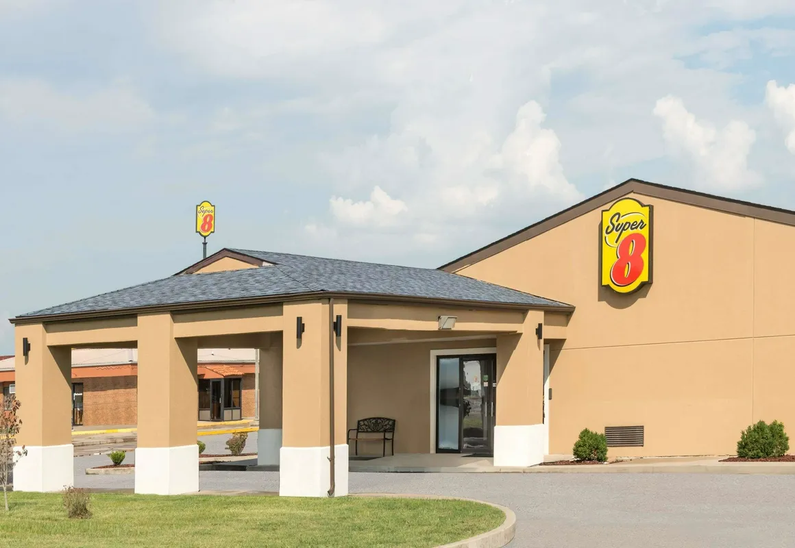 Super 8 by Wyndham Charleston/Sikeston East MO hotel hero