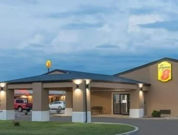 Super 8 by Wyndham Charleston/Sikeston East MO hotel detail image 1