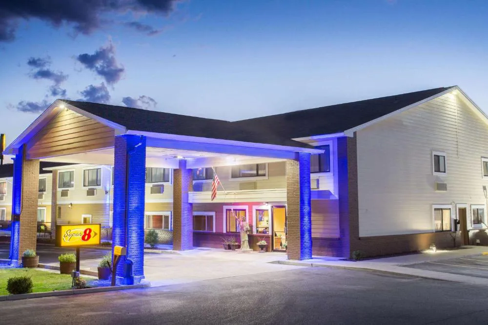 Super 8 by Wyndham Baker City hotel hero