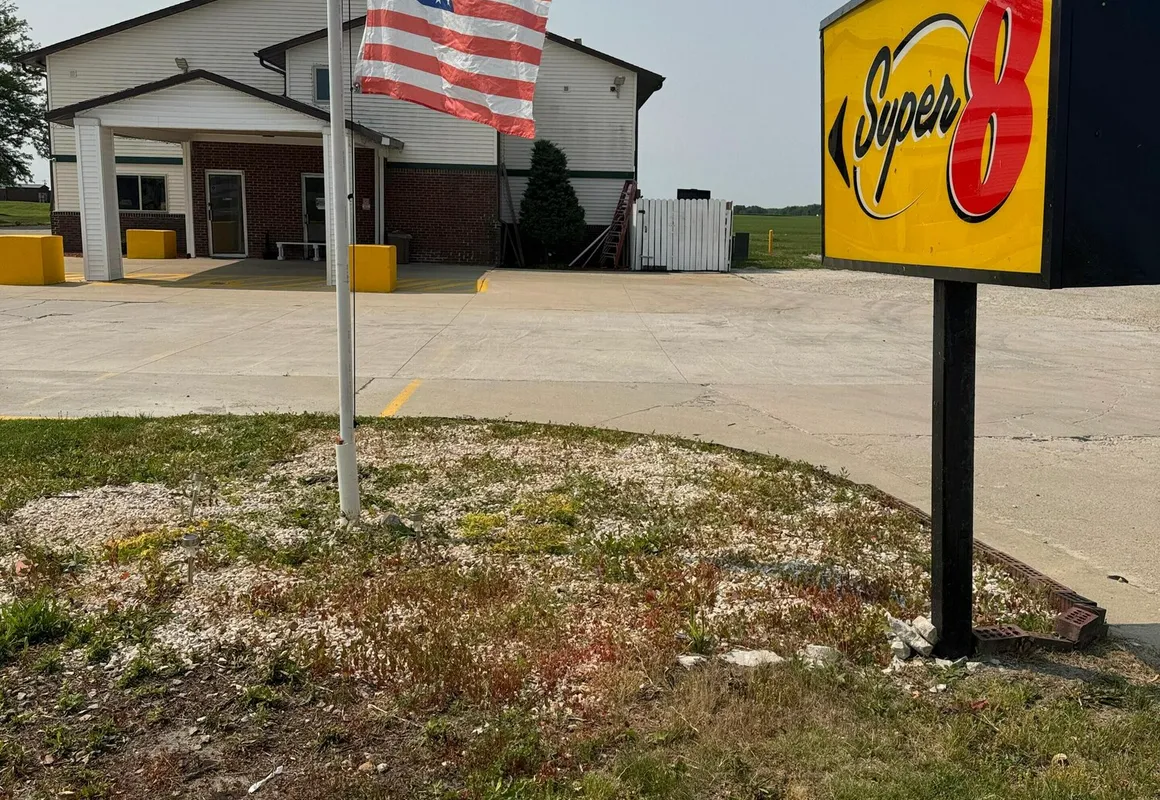 Super 8 by Wyndham Mendota I-39 hotel hero