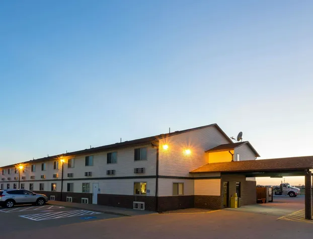 Super 8 by Wyndham Mendota I-39 hotel detail image 1