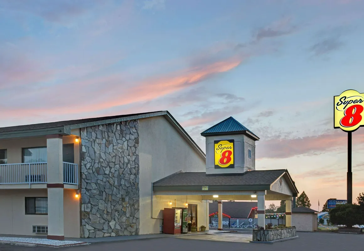 Super 8 by Wyndham Shelby hotel hero