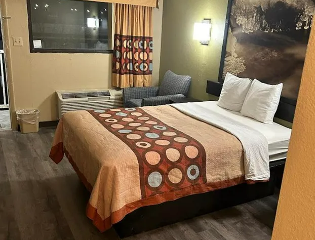 Super 8 by Wyndham Shelby hotel detail image 4