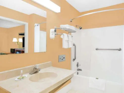 Super 8 by Wyndham Marion NC hotel detail image 4