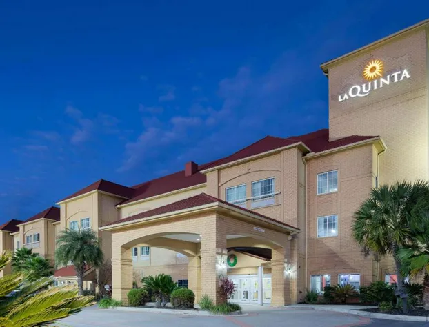 La Quinta Inn & Suites by Wyndham Hinesville - Fort Stewart hotel detail image 2