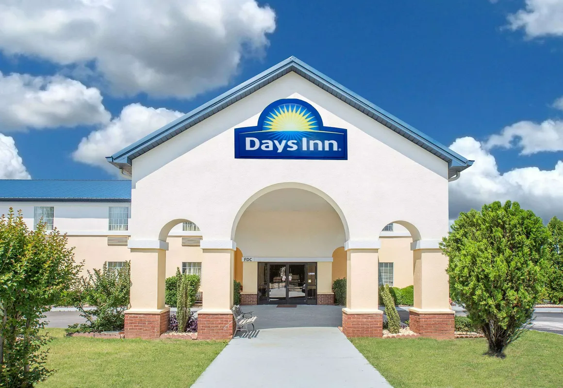Days Inn by Wyndham Lincoln hotel hero