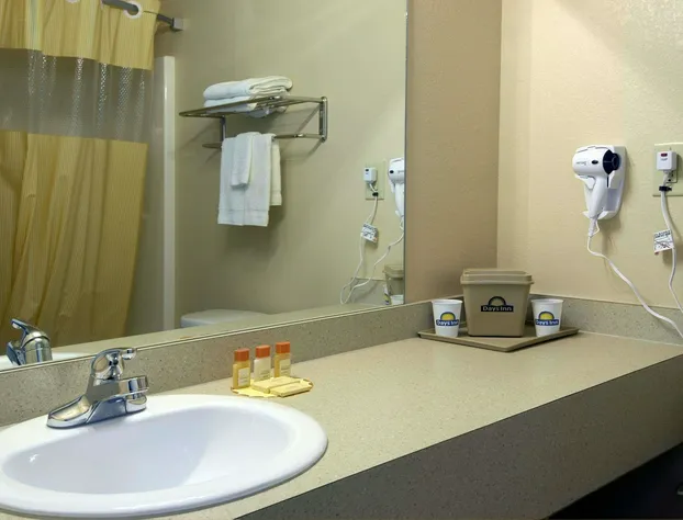 Days Inn by Wyndham Centre hotel detail image 4