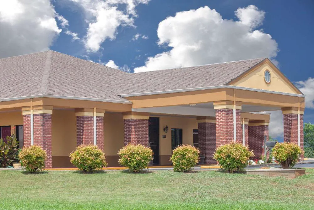 Days Inn by Wyndham Moulton hotel hero