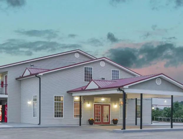 Super 8 by Wyndham Talladega AL hotel detail image 1