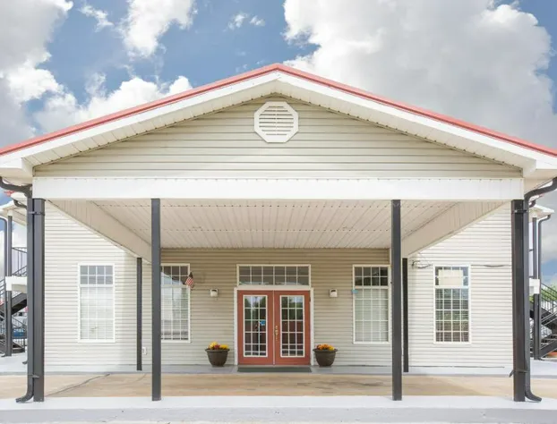 Super 8 by Wyndham Talladega AL hotel detail image 1