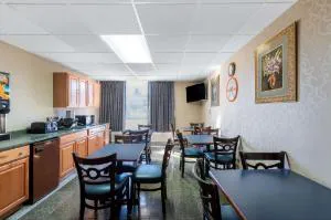 Howard Johnson by Wyndham Gillette hotel detail image 4