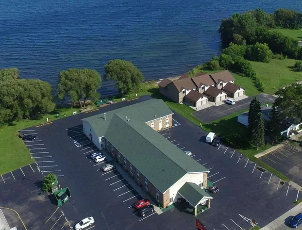 Econo Lodge Menomonie On The Bay hotel detail image 1