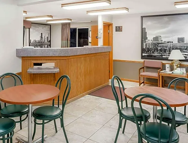 Super 8 by Wyndham Watseka hotel detail image 4