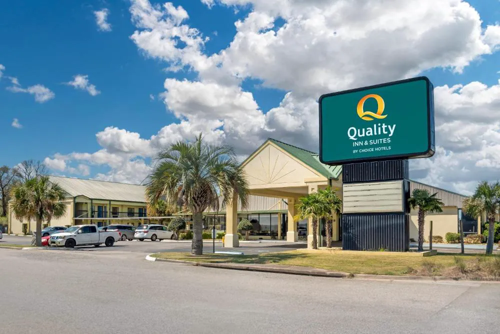 Quality Inn & Suites near Lake Eufaula hotel hero