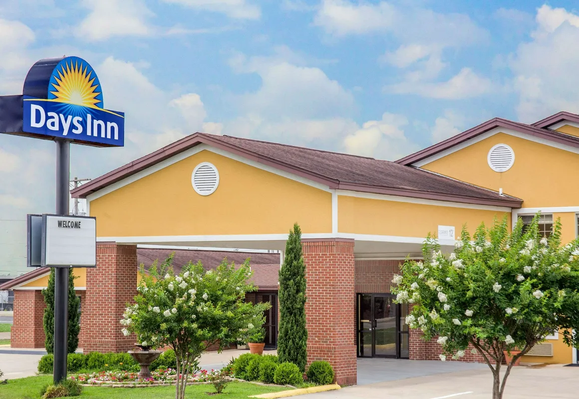 Days Inn by Wyndham Lake Village hotel hero