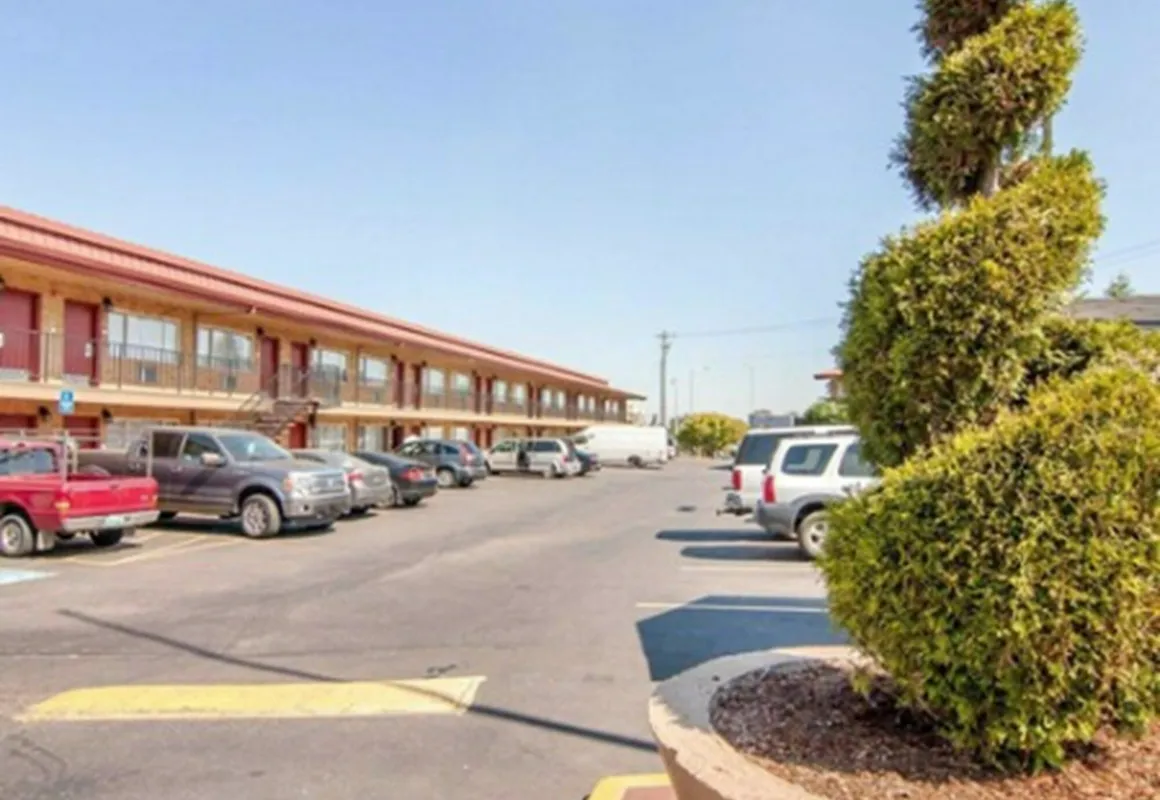 Quality Inn & Suites Airport hotel hero