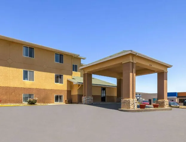 Super 8 by Wyndham Dodge City hotel detail image 3