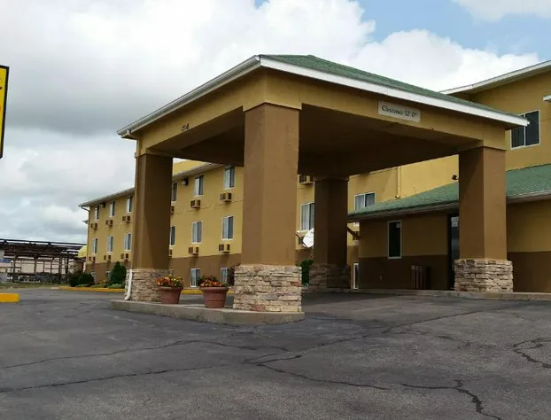 Super 8 by Wyndham Dodge City hotel detail image 1