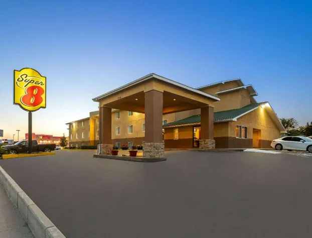 Super 8 by Wyndham Dodge City hotel detail image 3