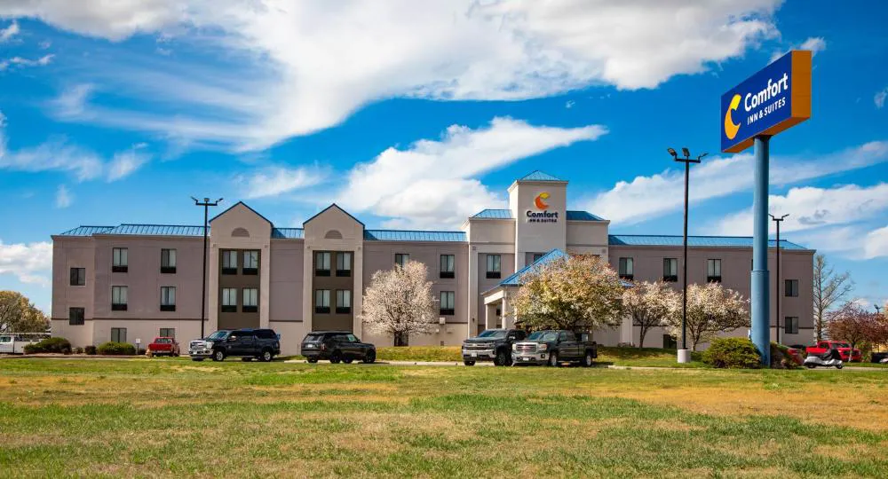 Comfort Inn & Suites Hutchinson hotel hero