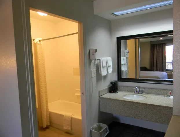 Days Inn by Wyndham Bainbridge hotel detail image 3