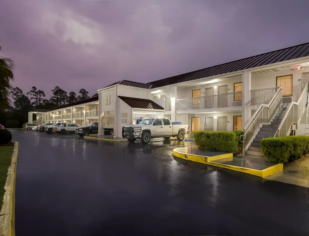 Days Inn by Wyndham Bainbridge hotel detail image 1