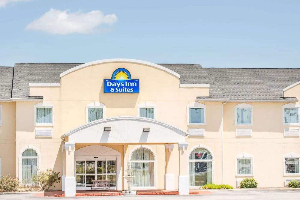 Days Inn & Suites by Wyndham Swainsboro hotel hero