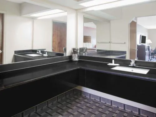 Days Inn & Suites by Wyndham Pine Bluff hotel detail image 4