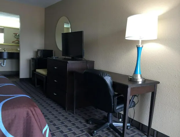 Super 8 by Wyndham Lakeland hotel detail image 3
