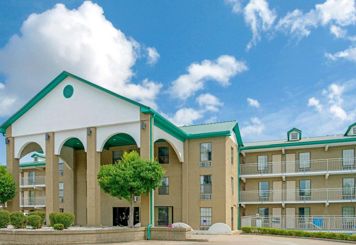 Super 8 by Wyndham Lakeland hotel hero