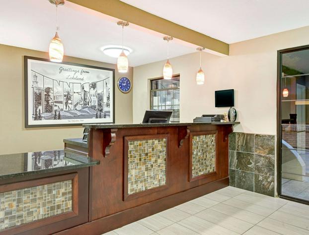 Super 8 by Wyndham Lakeland hotel detail image 3