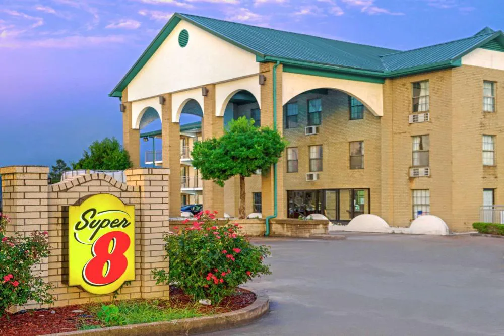 Super 8 by Wyndham Lakeland hotel hero