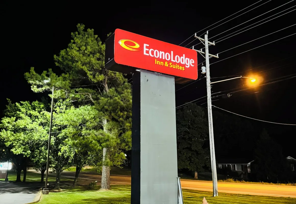 Econo Lodge Inn & Suites hotel hero