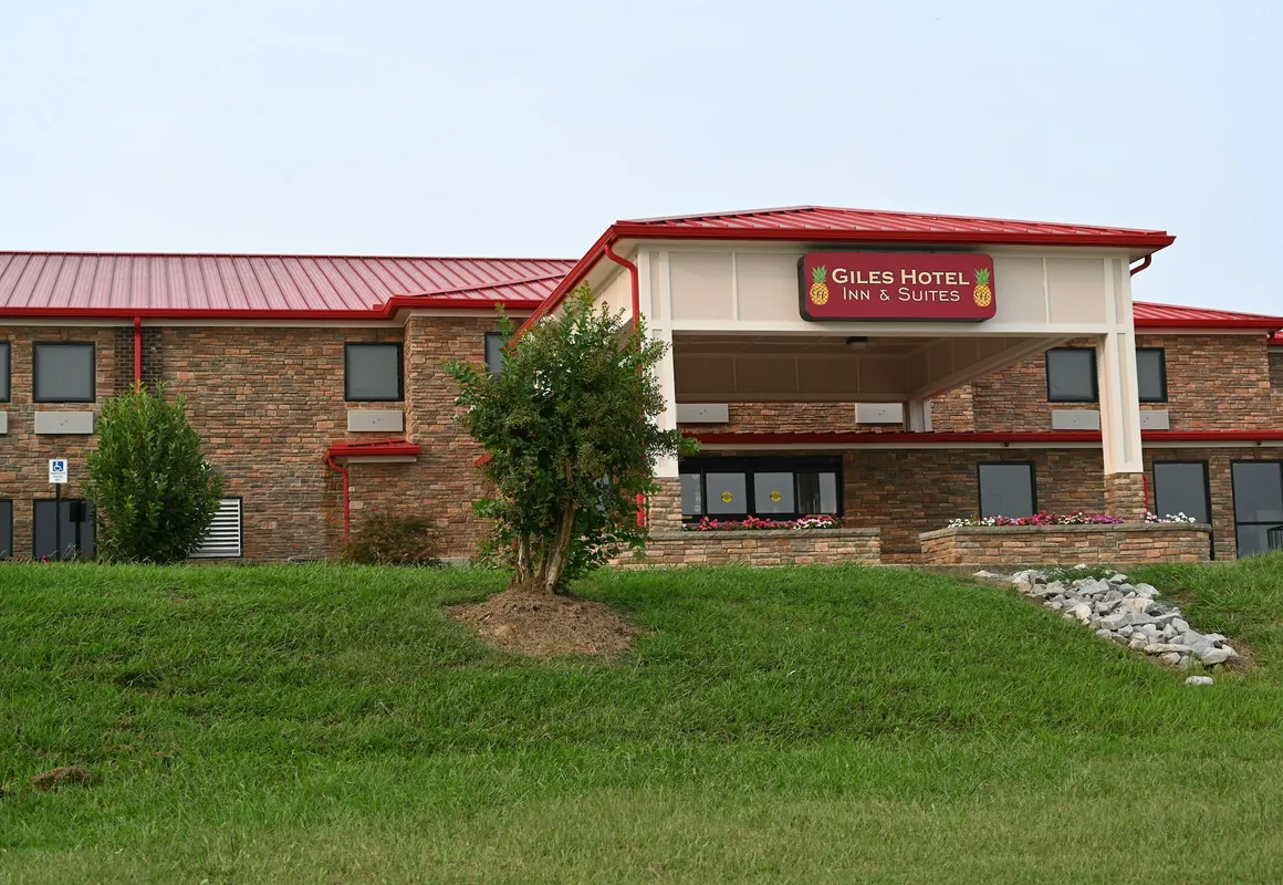Giles Hotel Inn & Suites hotel hero