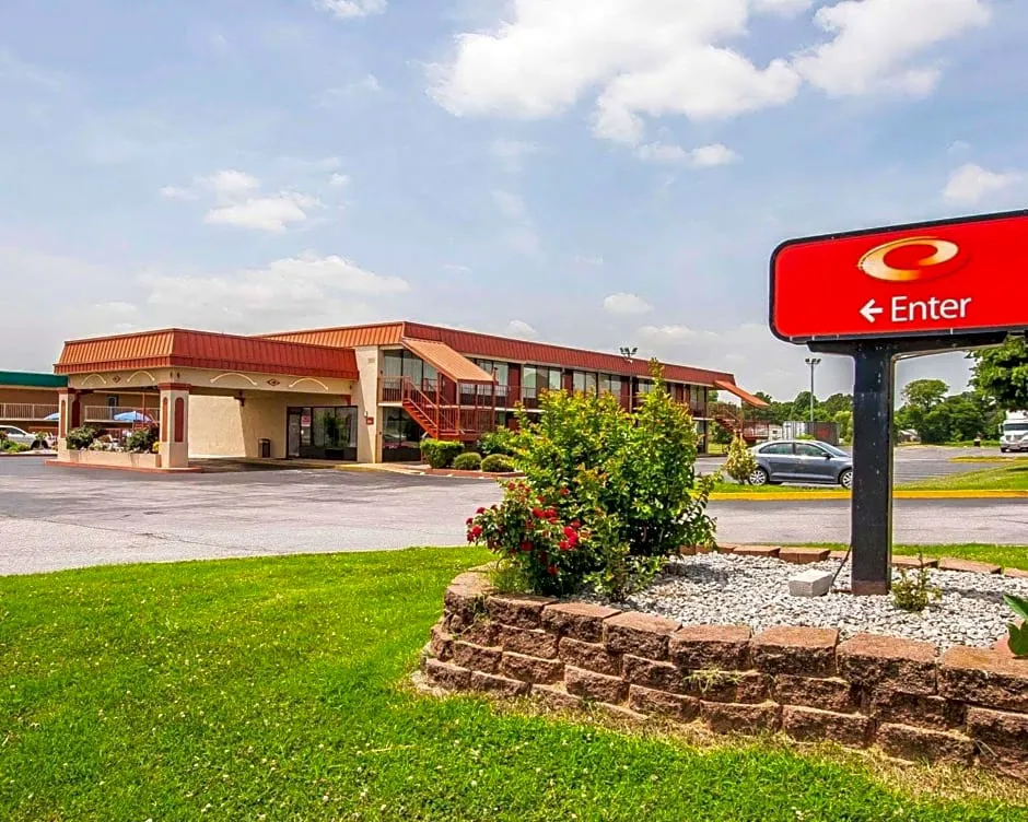 Econo Lodge hotel hero