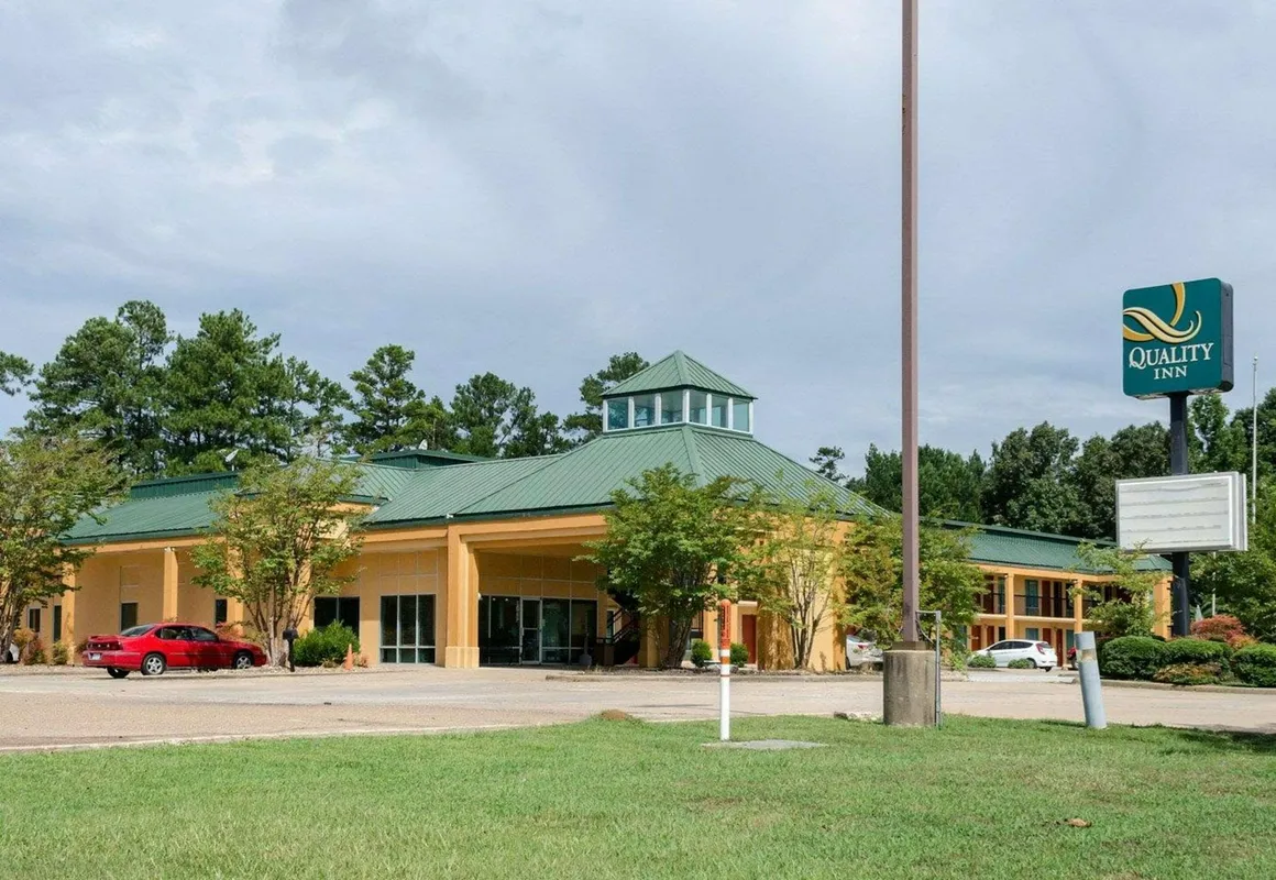 Quality Inn Louisville MS hotel hero