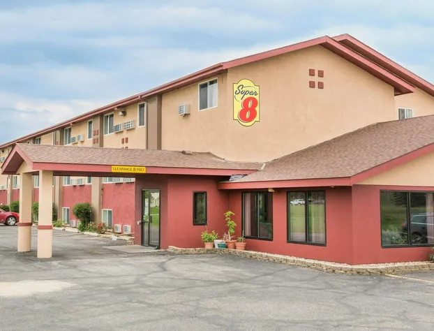 Super 8 by Wyndham Worthington Minnesota hotel detail image 1
