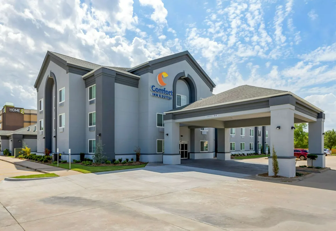 Comfort Inn & Suites hotel hero